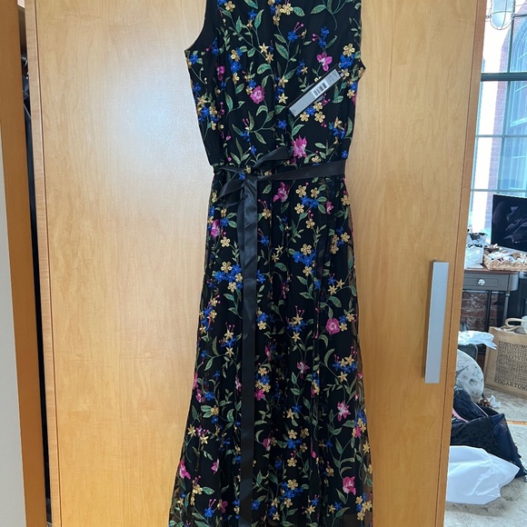 NEW WITH TAGS-Tahari Embroidered Dress- Arthur S Levine - Size 8 - Picture 1 of 3